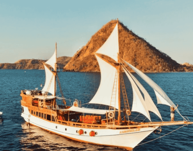 (WH52) Top Best Seller 4D3N Labuan Bajo Live Aboard 5* & Phinisi Dep : 13/16/20 May'21 2