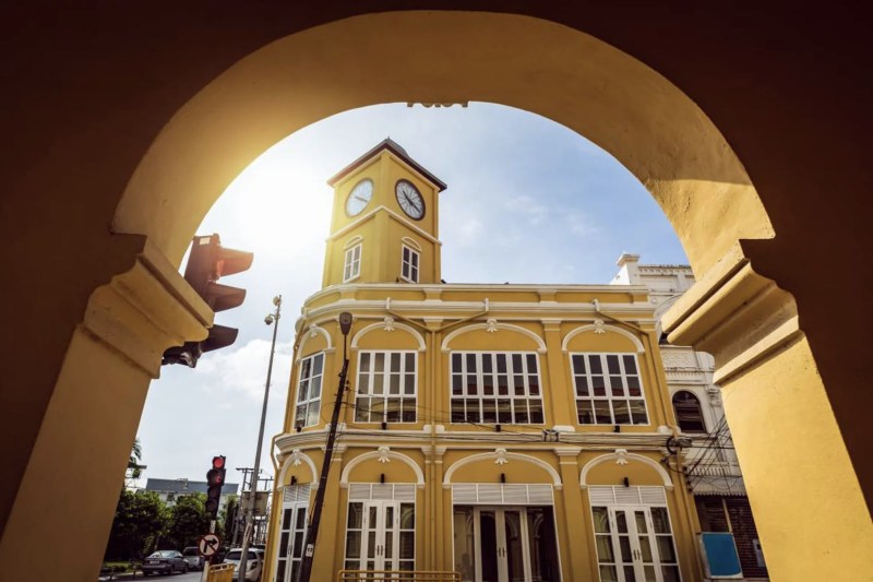 tour-ke-bangkok-wisata-sejarah-kuliner-spot-foto-gratis-di-phuket-old-town_large.jpg