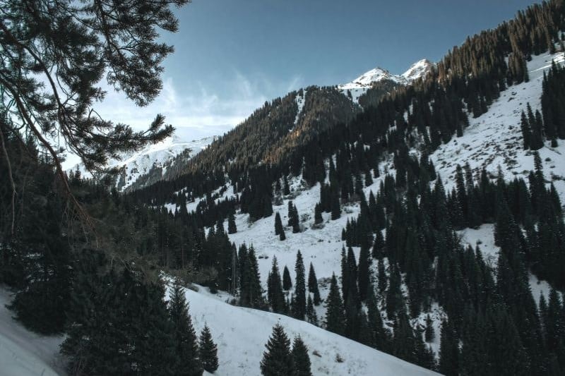 wisata-salju-di-kazakhstan_large.jpg